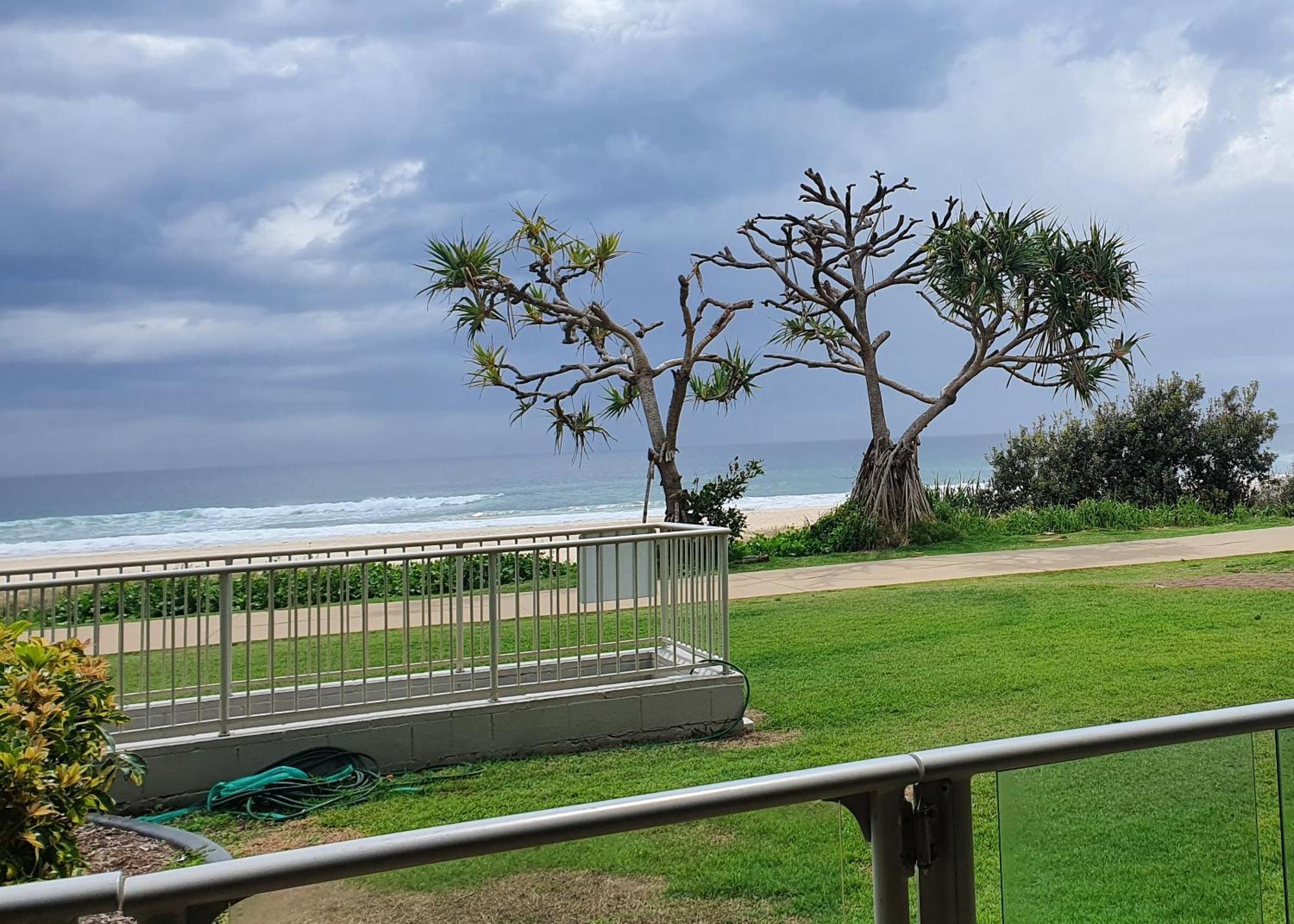 Pacific Surf Absolute Beachfront Apartments Guldkusten Exteriör bild